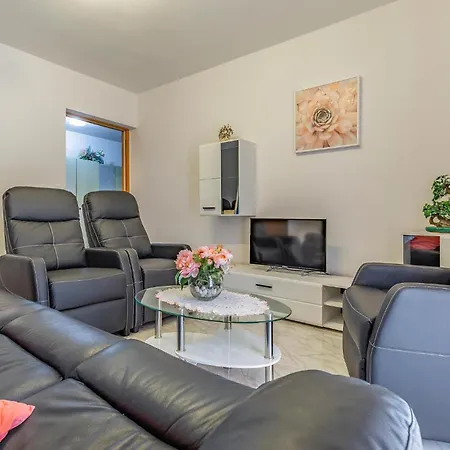 Pet Friendly Home In Pula With Jacuzzi *