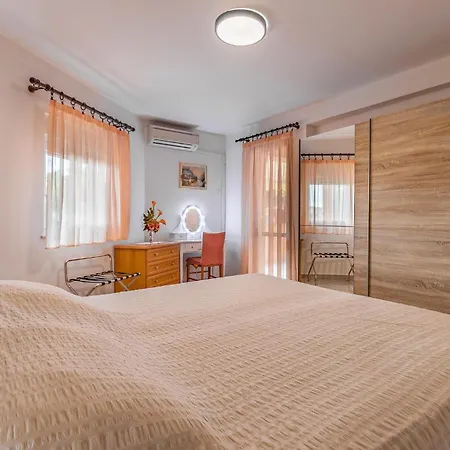 Pet Friendly Home In Pula With Jacuzzi Holiday home