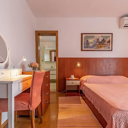 Pet Friendly Home In Pula With Jacuzzi Holiday home