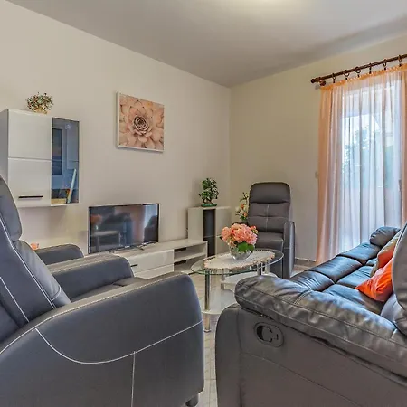 Pet Friendly Home In Pula With Jacuzzi Holiday home