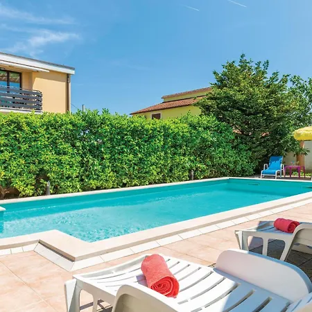 Pet Friendly Home In Pula With Jacuzzi Holiday home Pula