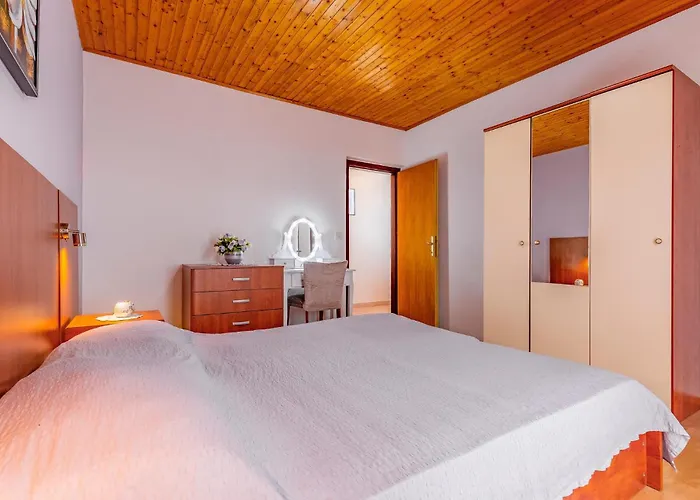 Stunning Home In Pula Vikendica *